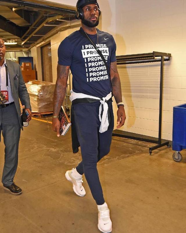 杨百翰大学22分大逆转，状元大热迪班萨轰28+9+6（杨百翰大学逆转22分劣势，状元热门迪班萨砍下28分9篮板6助攻）