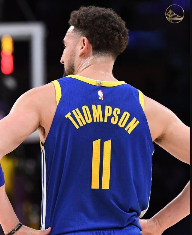 他是全场最耀眼的那个人（全场焦点尽在他一人）